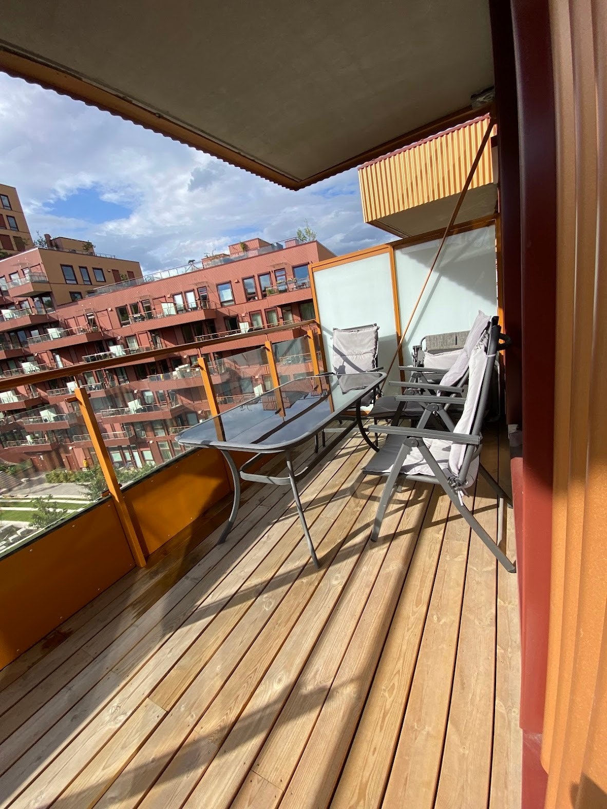 spisebord, stoler og solseng Galleribilde