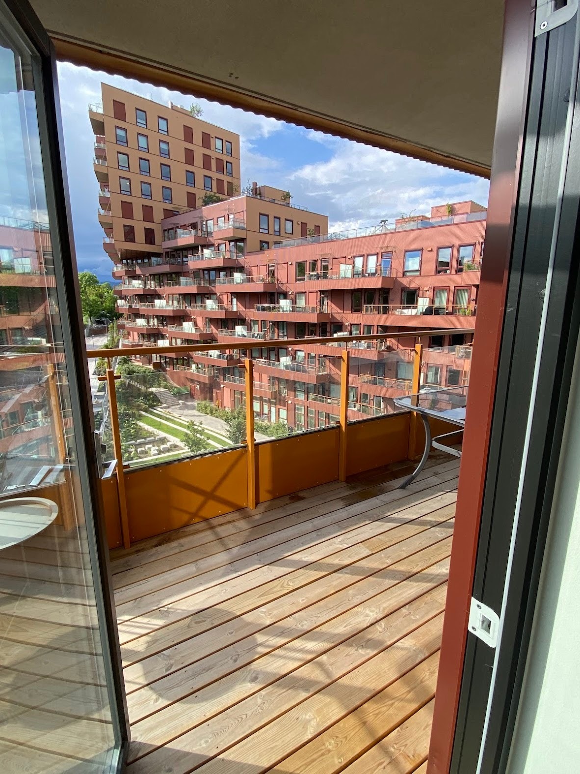 Vestvendt balkong med fin kveldssol Galleribilde