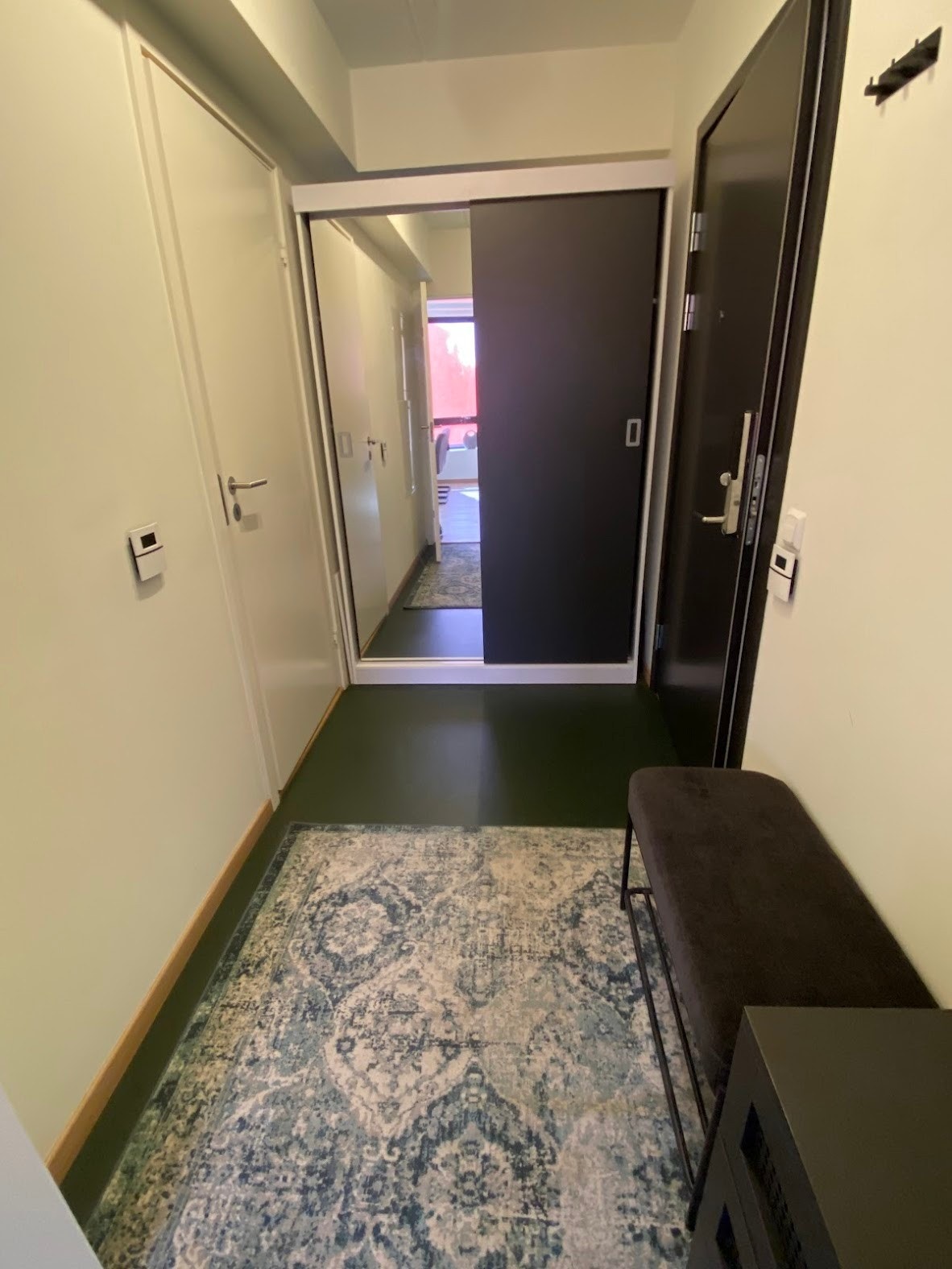 gang m/ garderobeskap Galleribilde