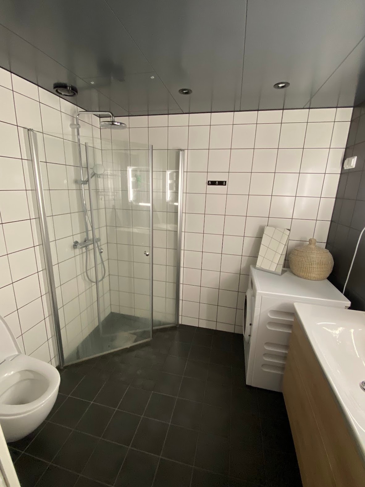 romslig bad med kombi tørk&vaskemaskin Galleribilde