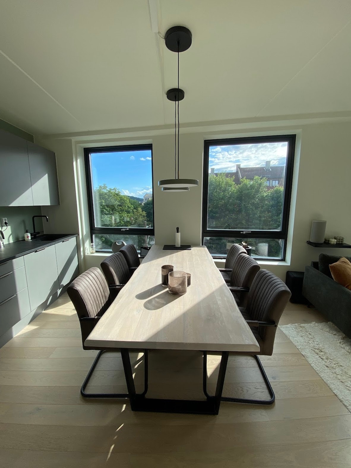 umage taklampe m/dimming, komfortstoler fra bohus og heltre eik spisebord med naturkant (220 x 90 cm) Galleribilde