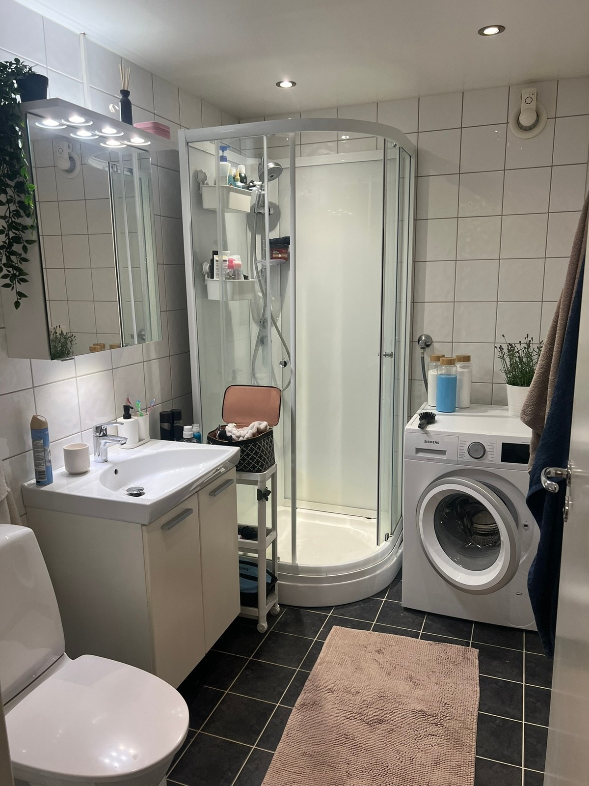 Bad med vaskemaskin Galleribilde