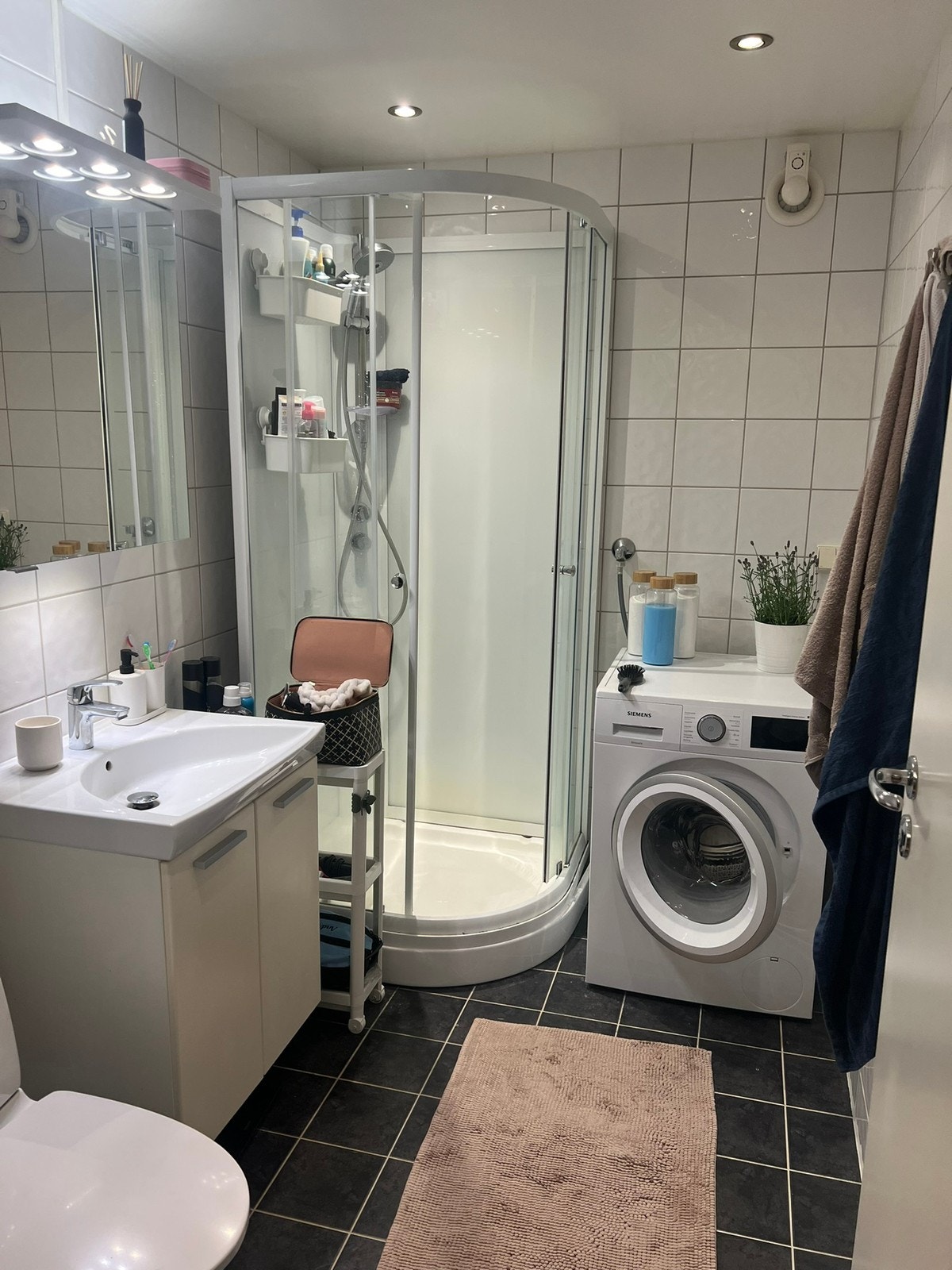 Bad med vaskemaskin Galleribilde
