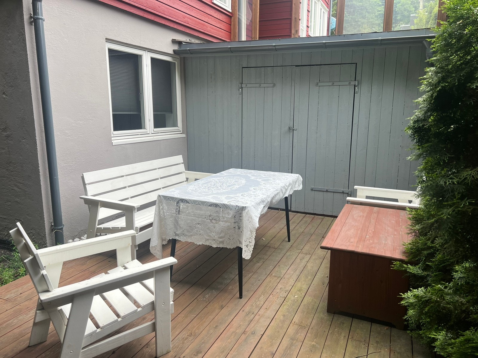 Uteplass med bod. Galleribilde