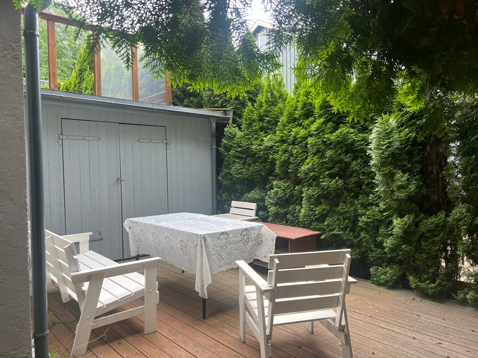 Uteplass med bod Galleribilde