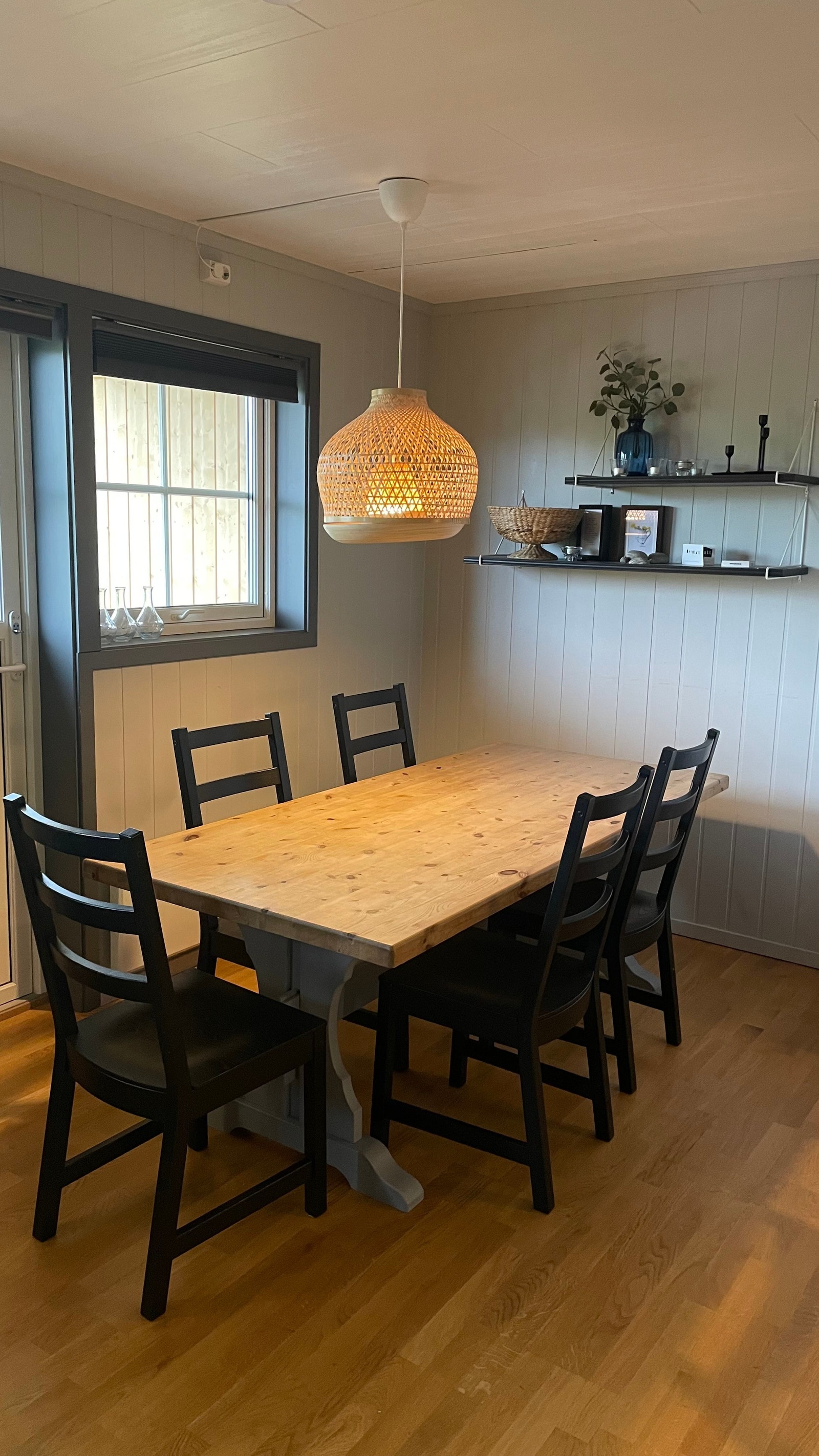 Spisebord med plass til 8 personer Galleribilde