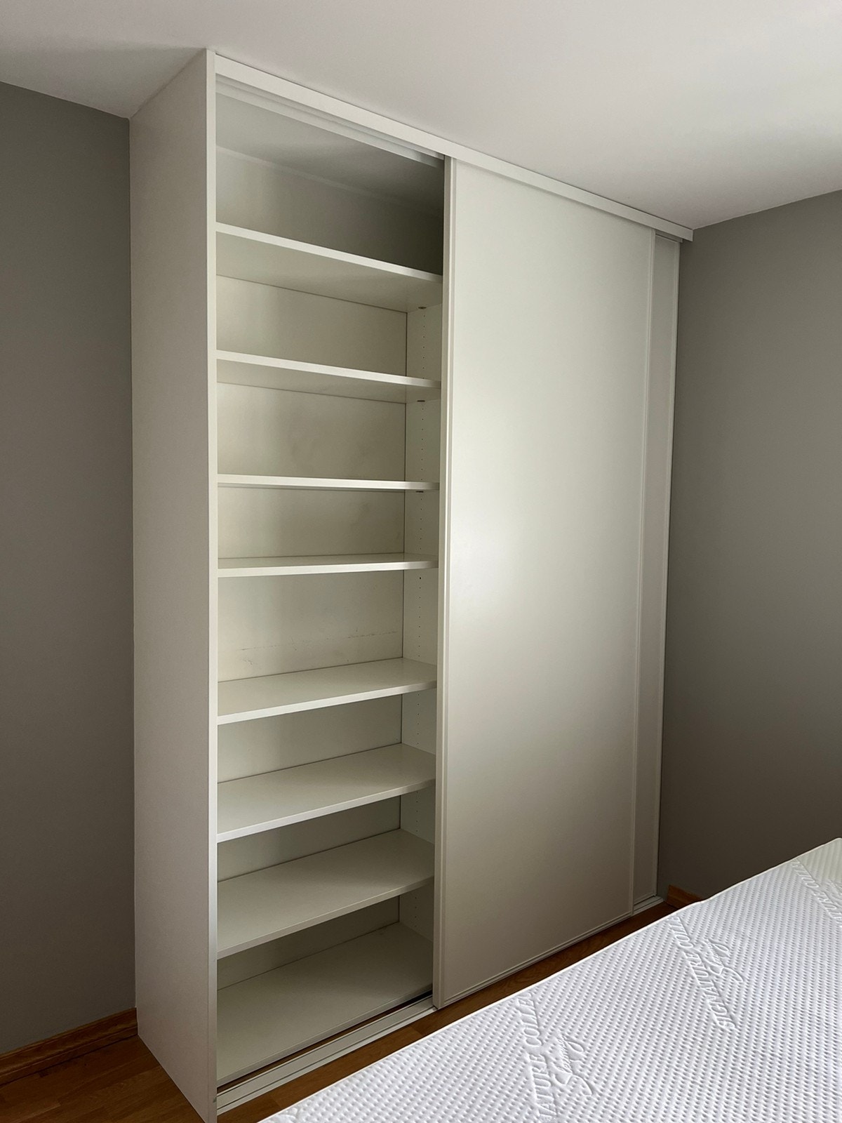 Garderobe skap sov 1 Galleribilde