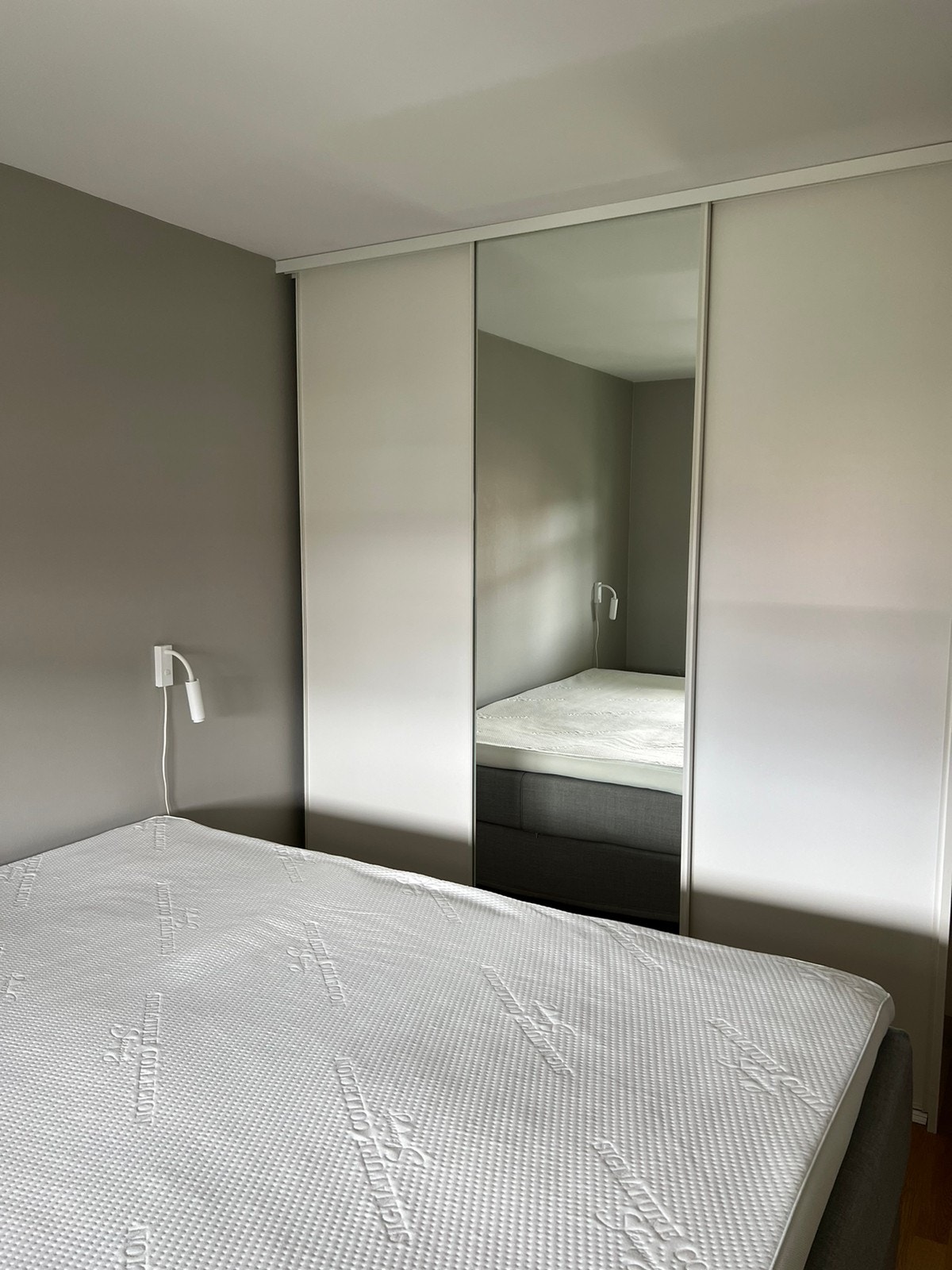 Sov 1 med god garderobe Galleribilde