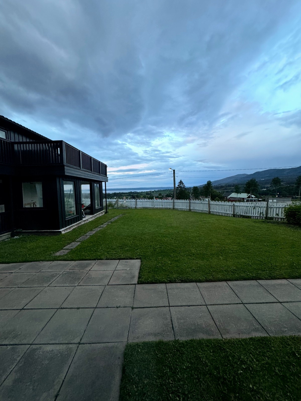 Utsikt mot Mjøsa fra stuevinduet. Galleribilde