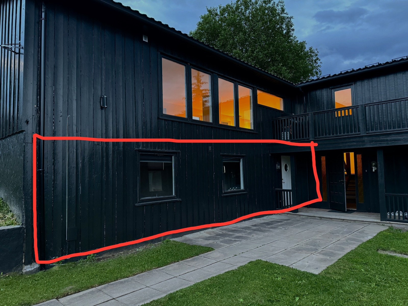 Leiligheta er i underetasjen i boligen. Galleribilde