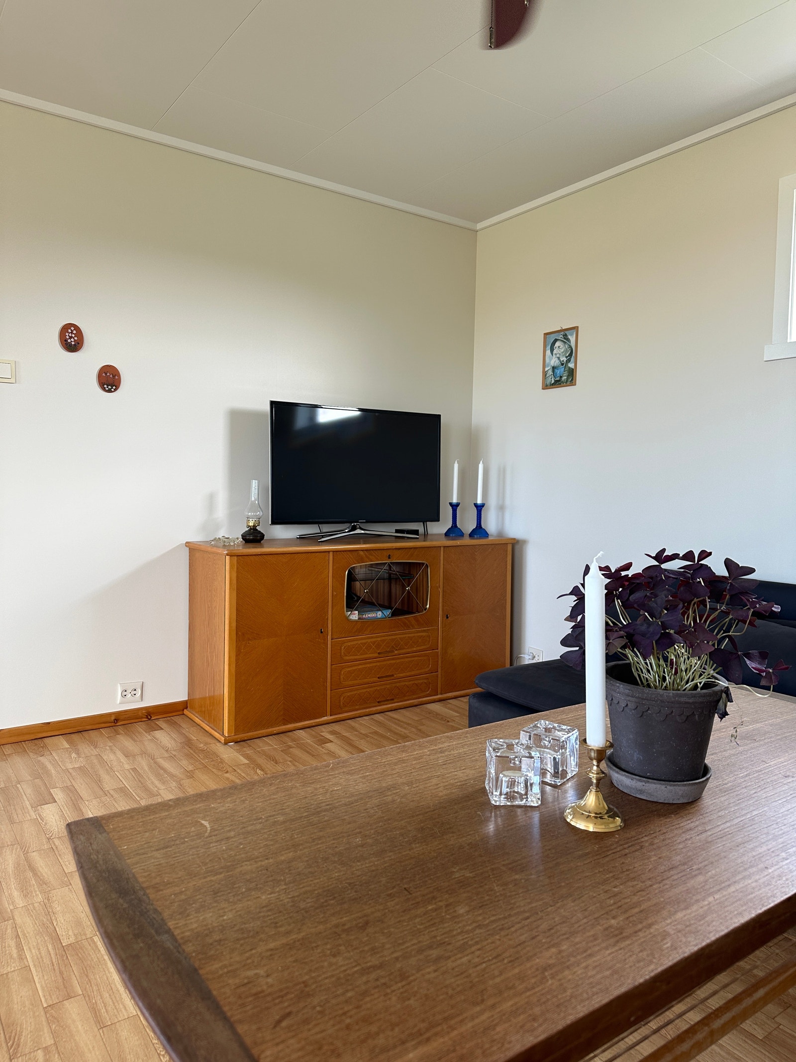 Stua med tv, hvor det er mulig å logge seg på tilgjengelig apple-TV. Galleribilde