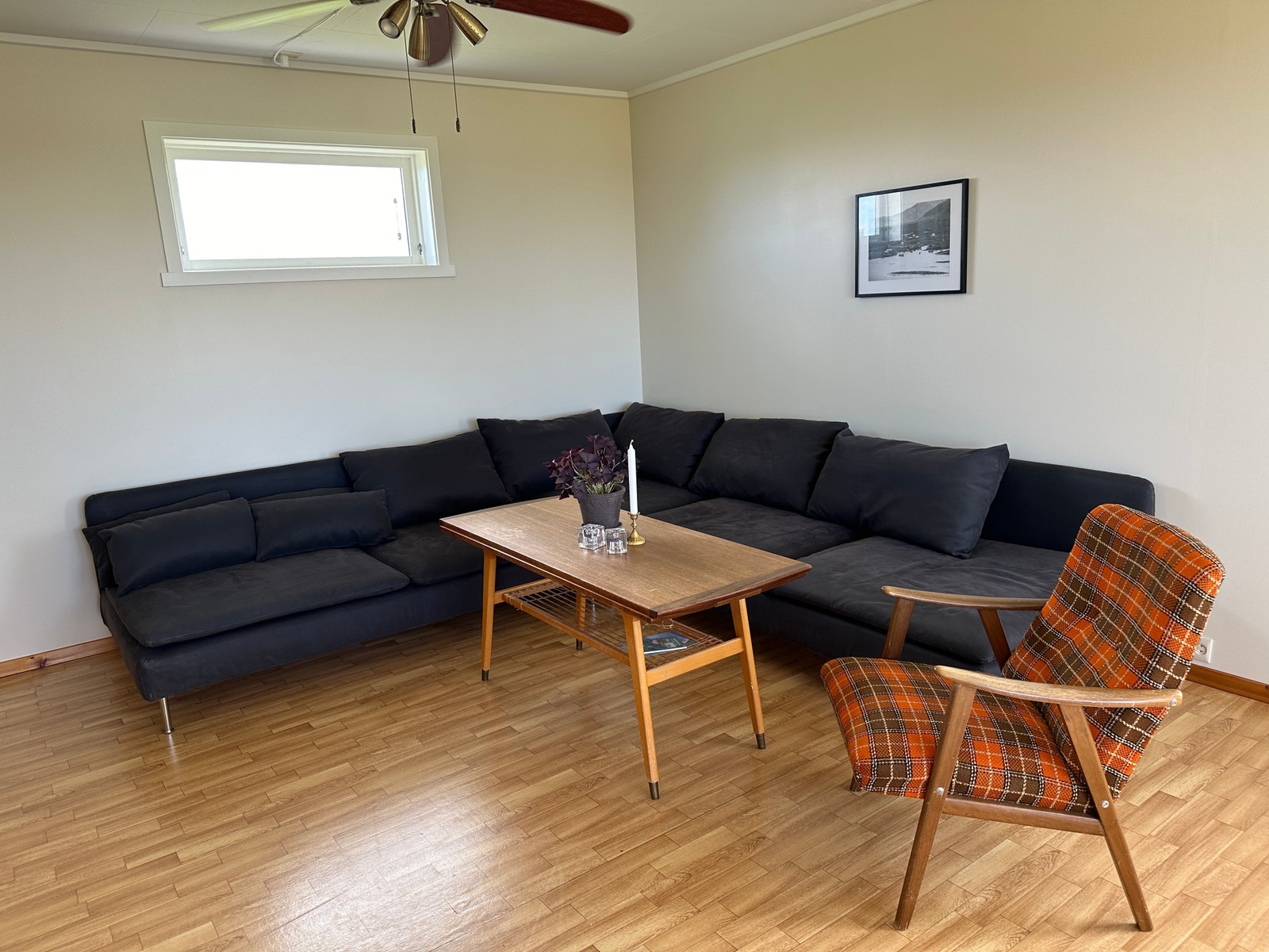 Stua med tv, hvor det er mulig å logge seg på tilgjengelig apple-TV. Galleribilde