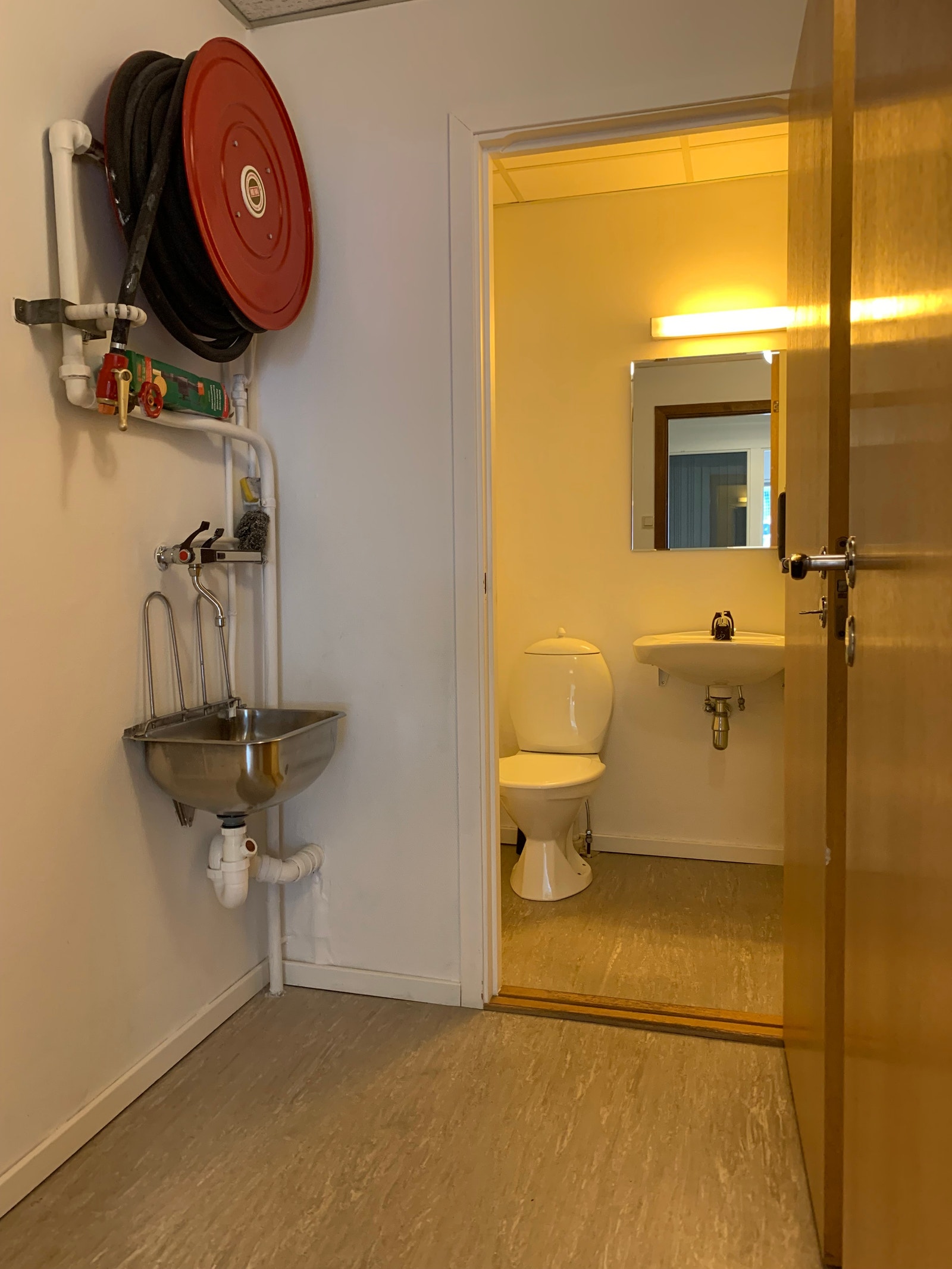 Eksisterende toalett og vaskerom Galleribilde