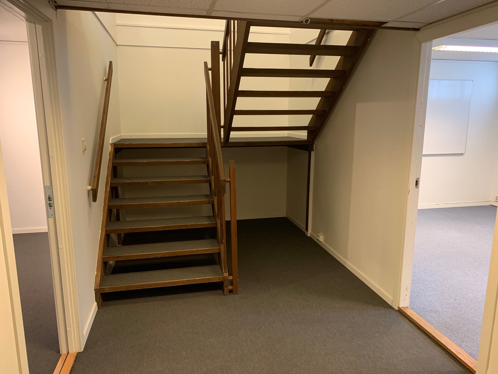 Bilde av eksisterende innvendig trapp mellom etasjene Galleribilde