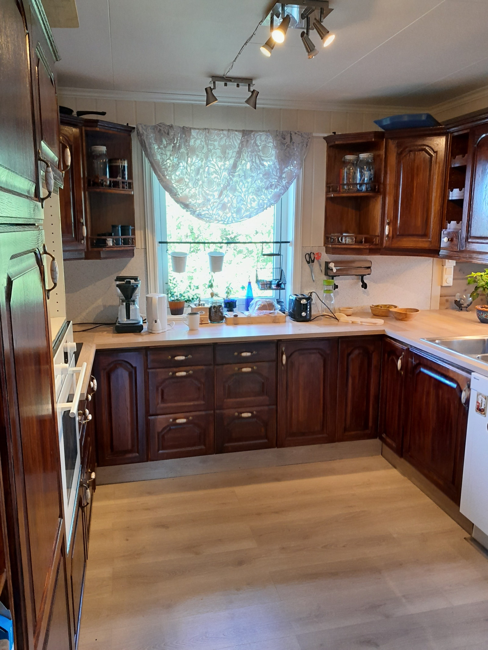 Kjøkken hoveddel, vindu mot nord. Galleribilde