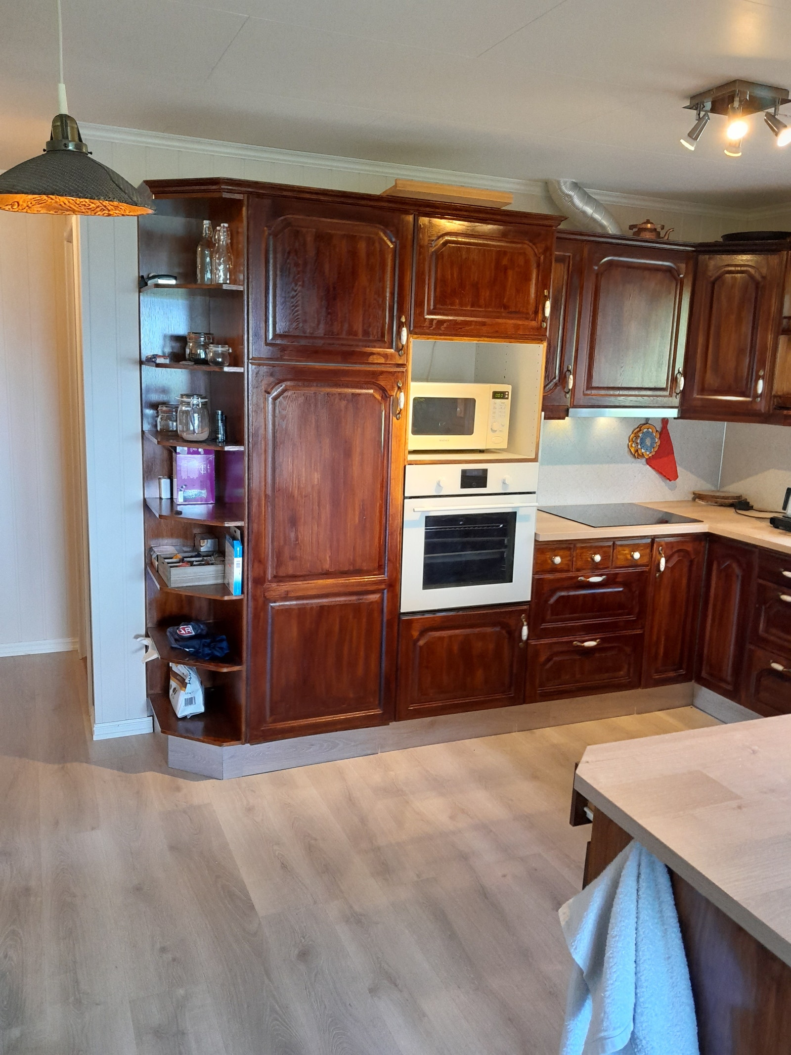 Kjøkken hoveddel, hovedsoverom bak dette. Galleribilde