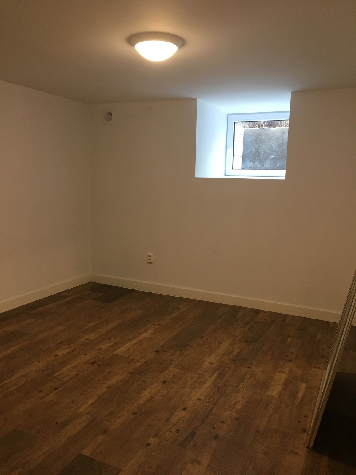 Soverom 1, ca. 11 kvm, stort vindu og varmekabler i gulvet Galleribilde