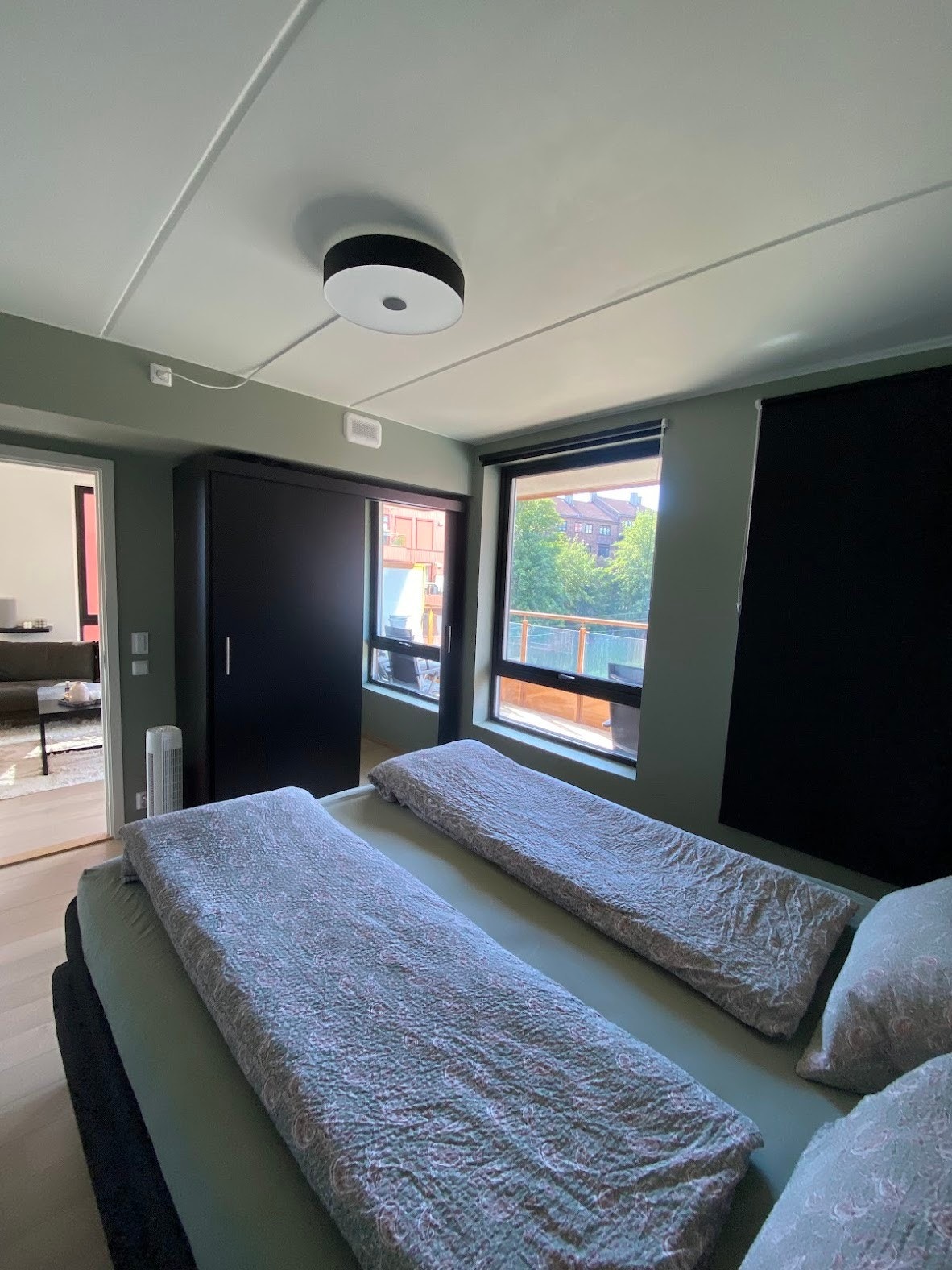 garderobeskap, lystette gardiner, philips hue taklampe Galleribilde