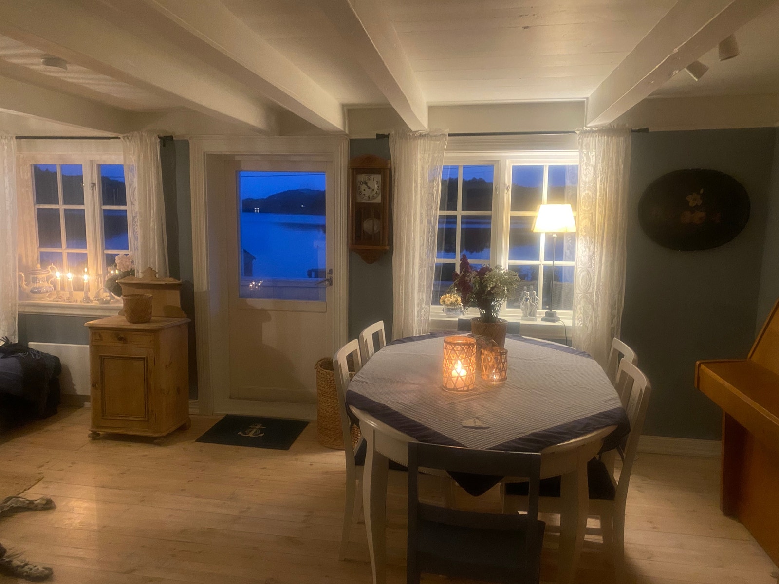 Stue med spisestue. Galleribilde