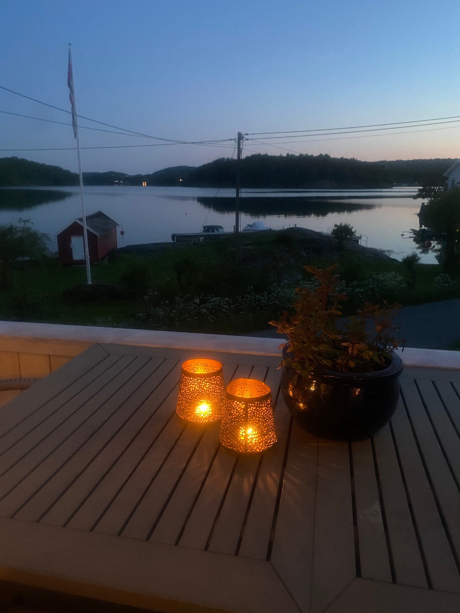 Fra terassen en junikveld. Galleribilde