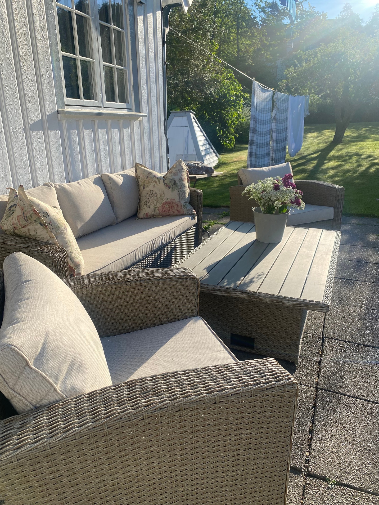 Utearealet med muligheter for hev og senk på bordet. Galleribilde