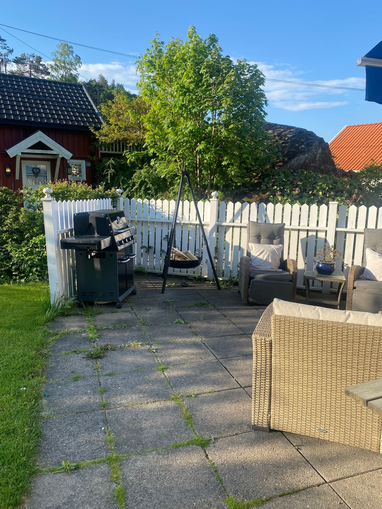 Uteareal med grillmuligheter og bålpanne. Galleribilde