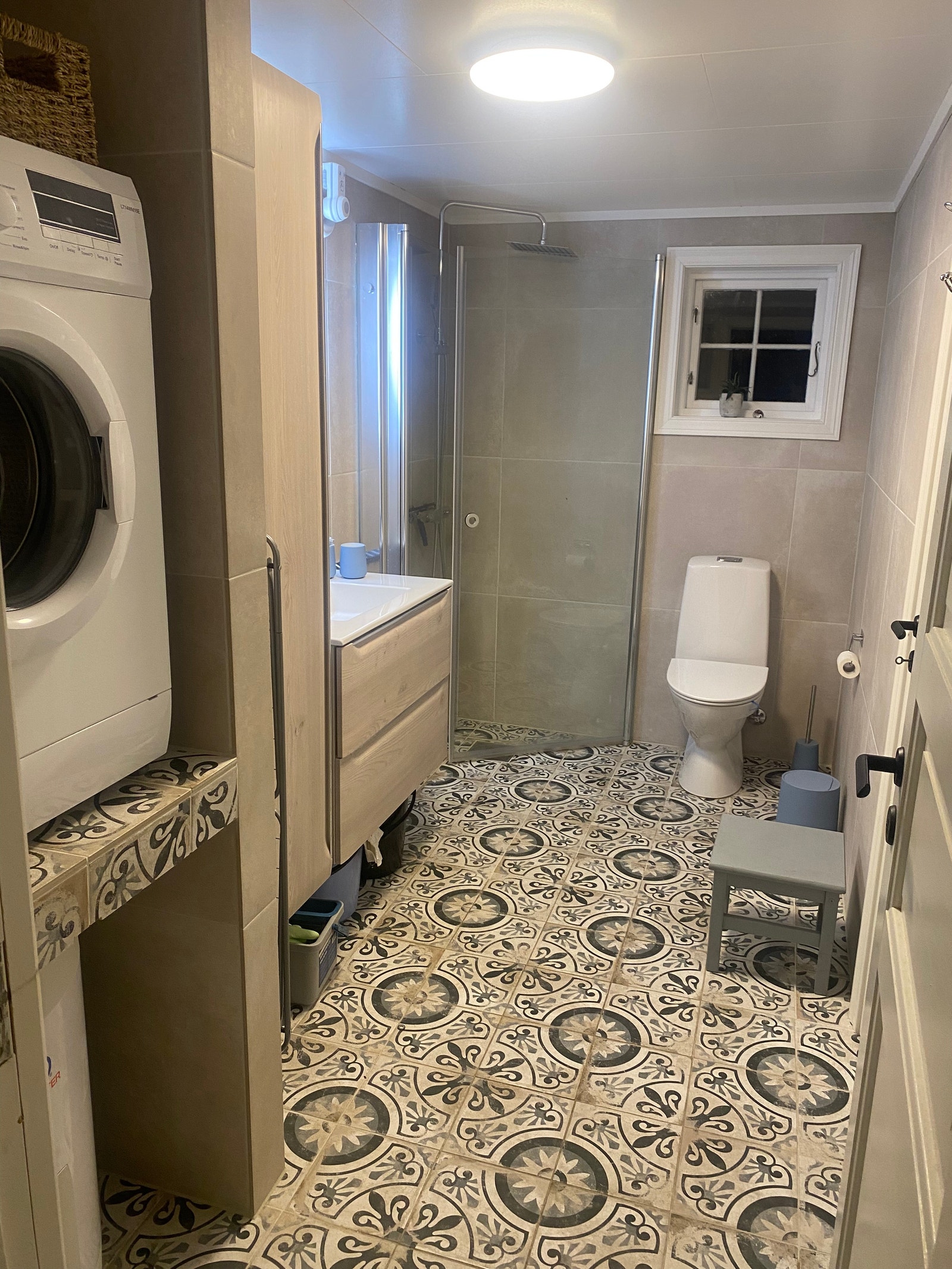 Bad i første etasje med vaskemaskin. Galleribilde