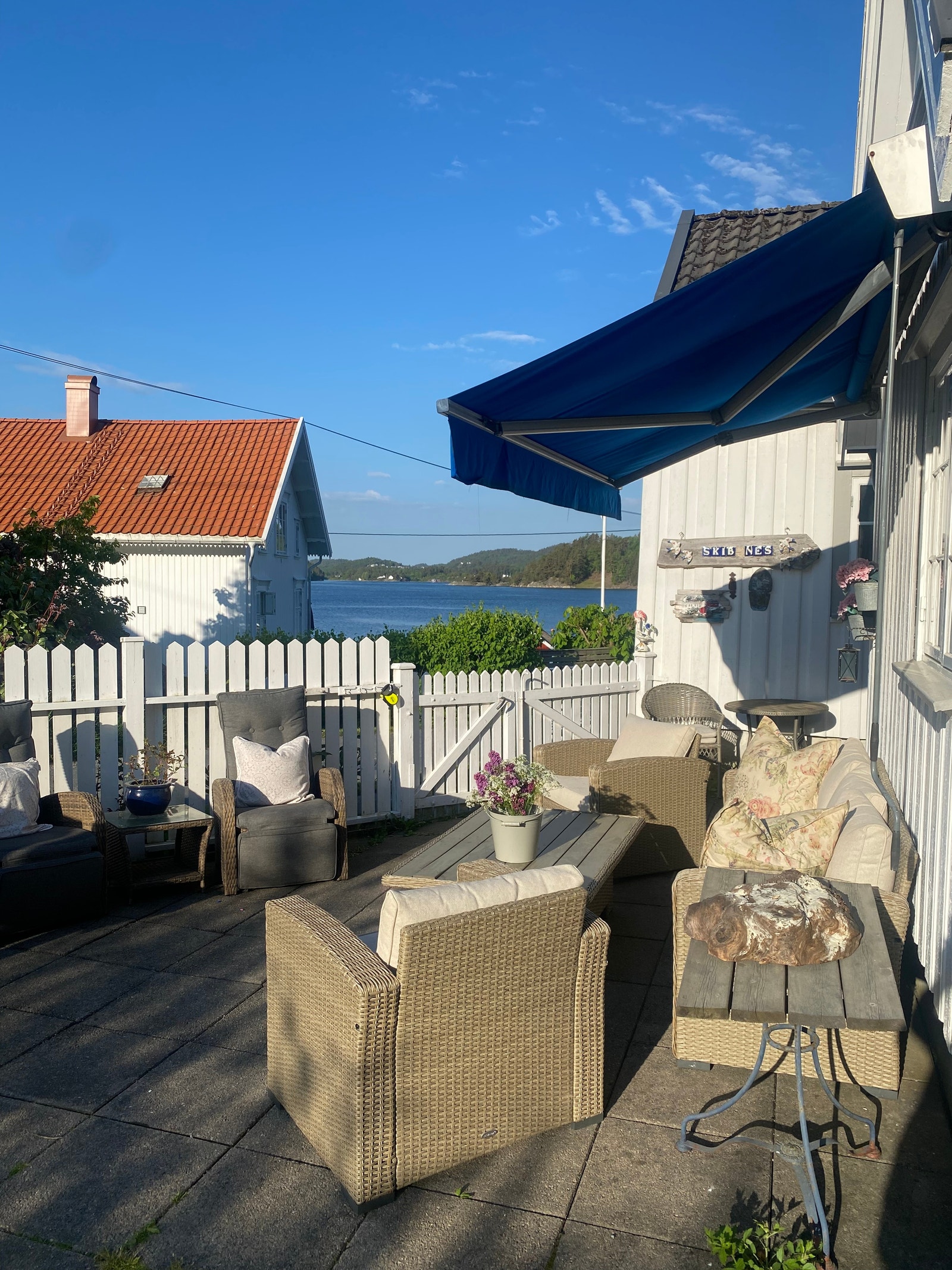 Uteplassen. Galleribilde