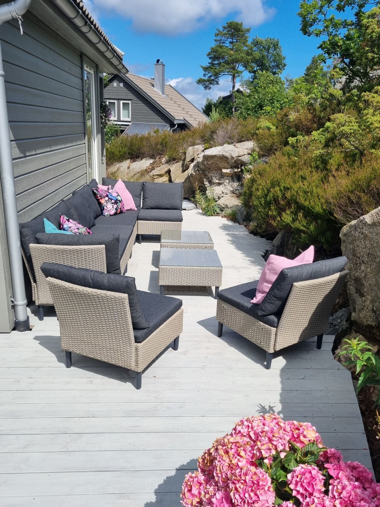 Skjermet solfylt uteplass bak hytta. Galleribilde