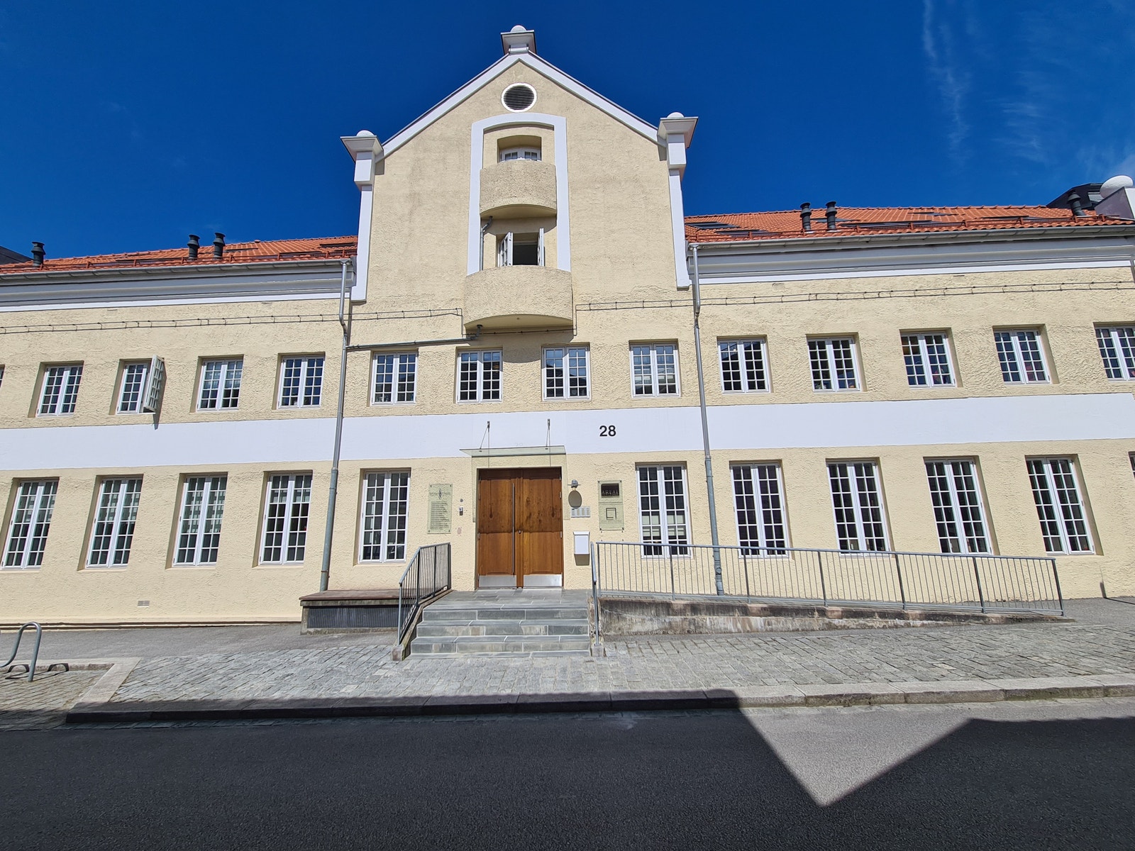 Velkommen! (Inngangsdøren har automatisk, tidsinnstilt dørlås.). Galleribilde