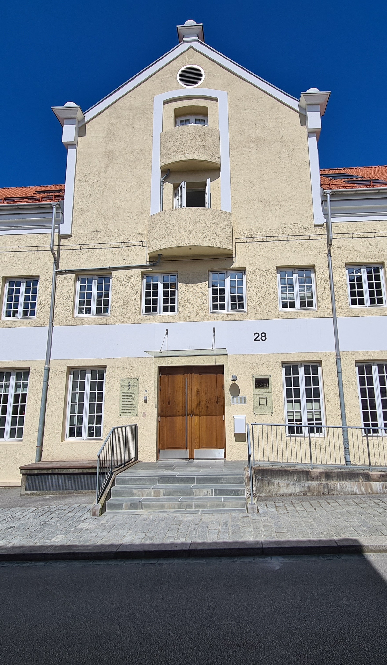 Staselig inngangsparti i det originale, historiske bygget, med solid, eksklusiv inngangsdør, calling, og HC-rampe. Galleribilde