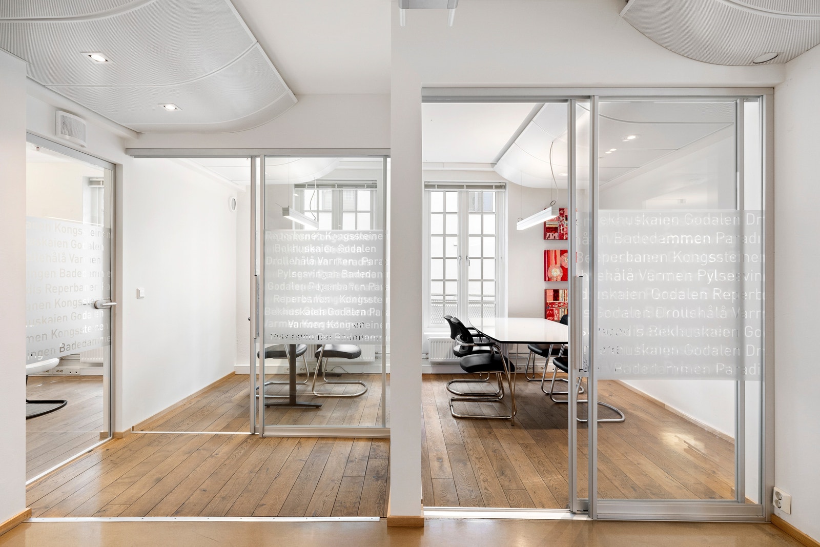 Lekre, heldekkende vegg- og skyvedører i glass med frosting mellom gang, kontorer og møterom. Galleribilde