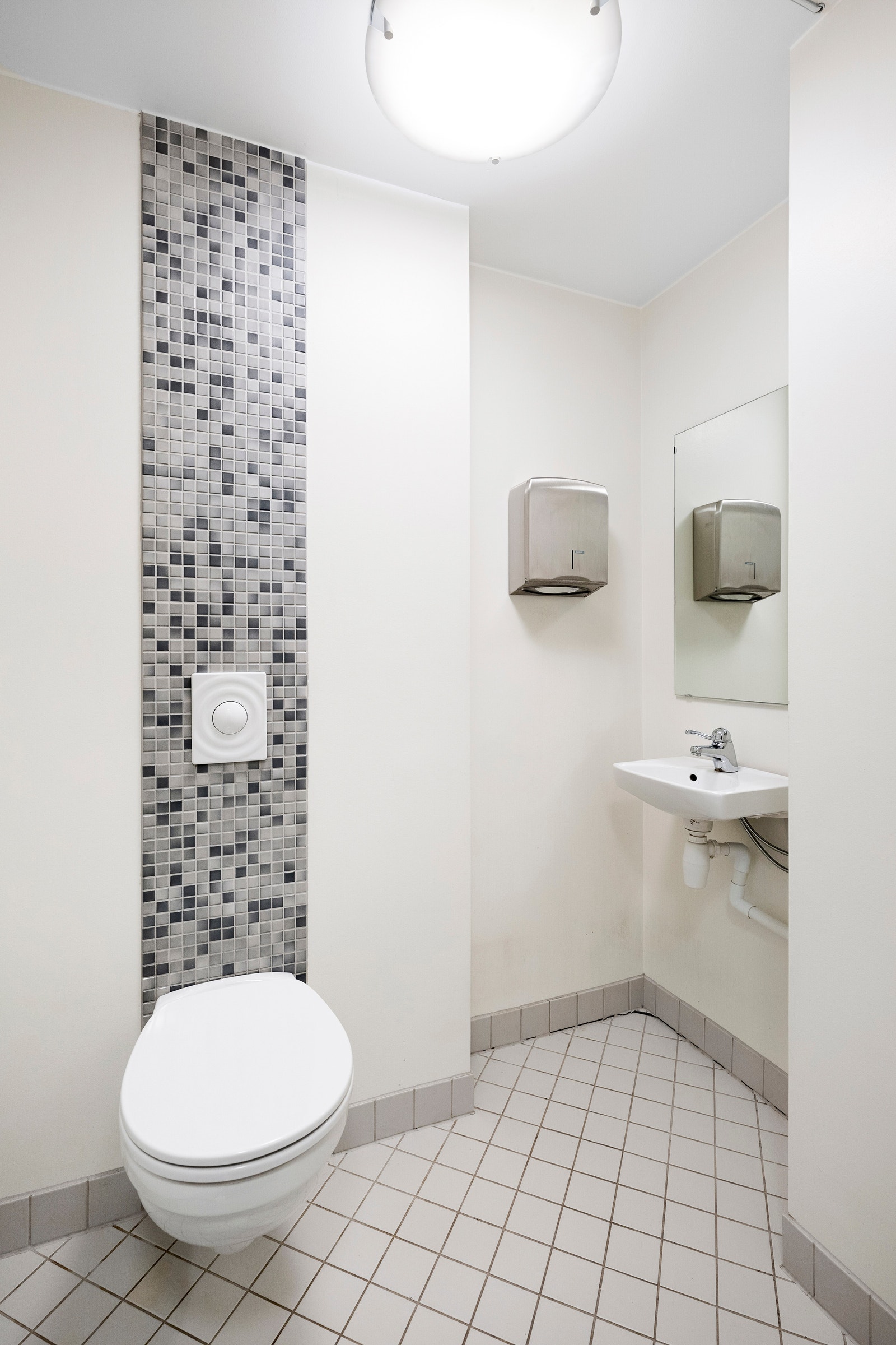 Flislagt toalettrom med vegghengt wc. Galleribilde