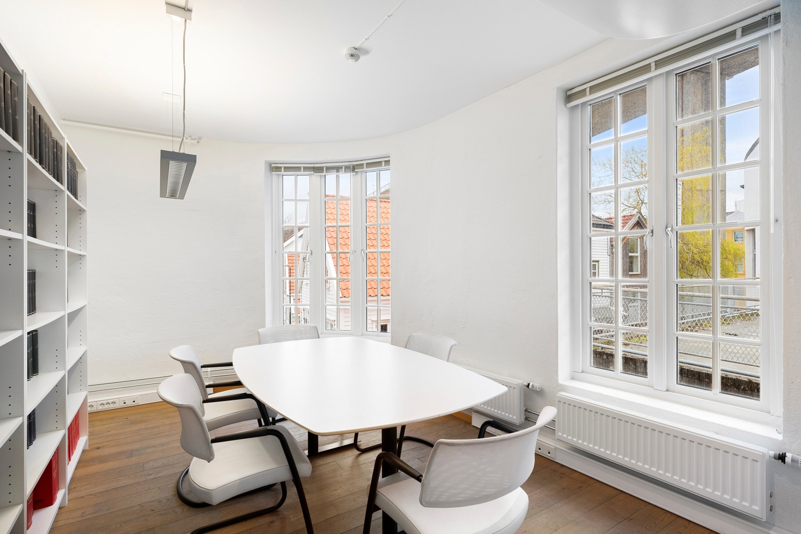 Møterom som vender mot Bybrua. Radiatorer med vannbåren varme i alle rom. Galleribilde