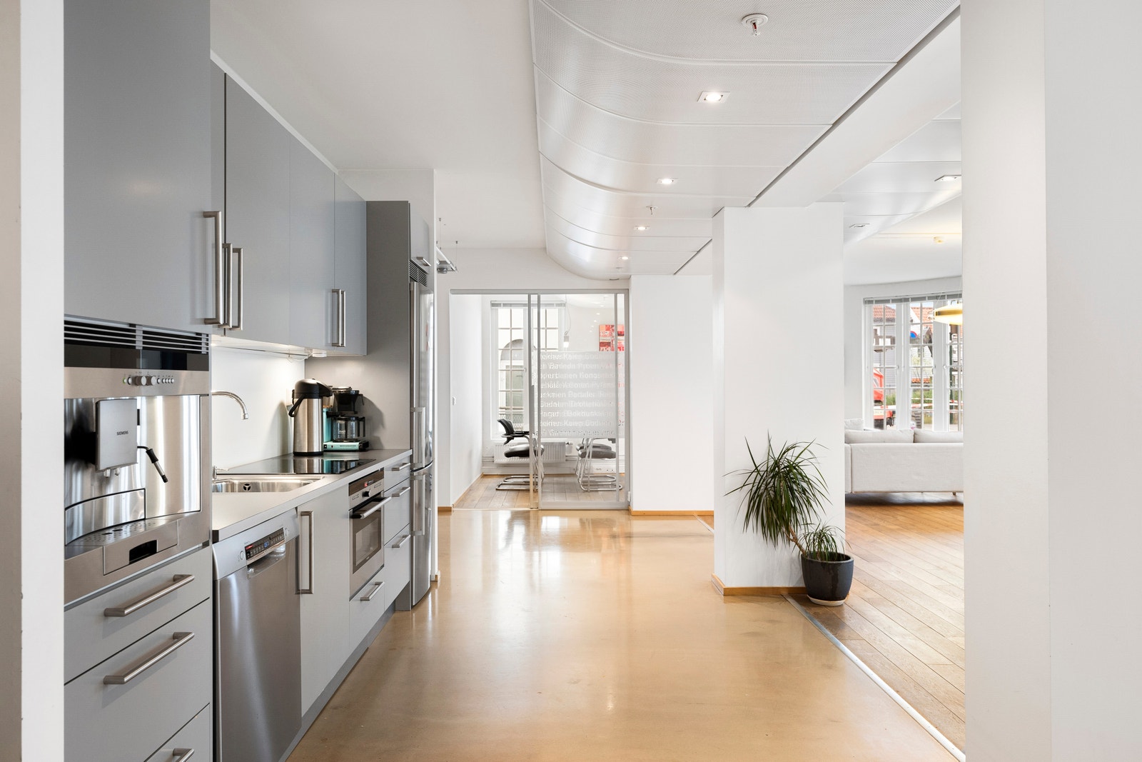 Moderne, åpent kjøkken. Galleribilde