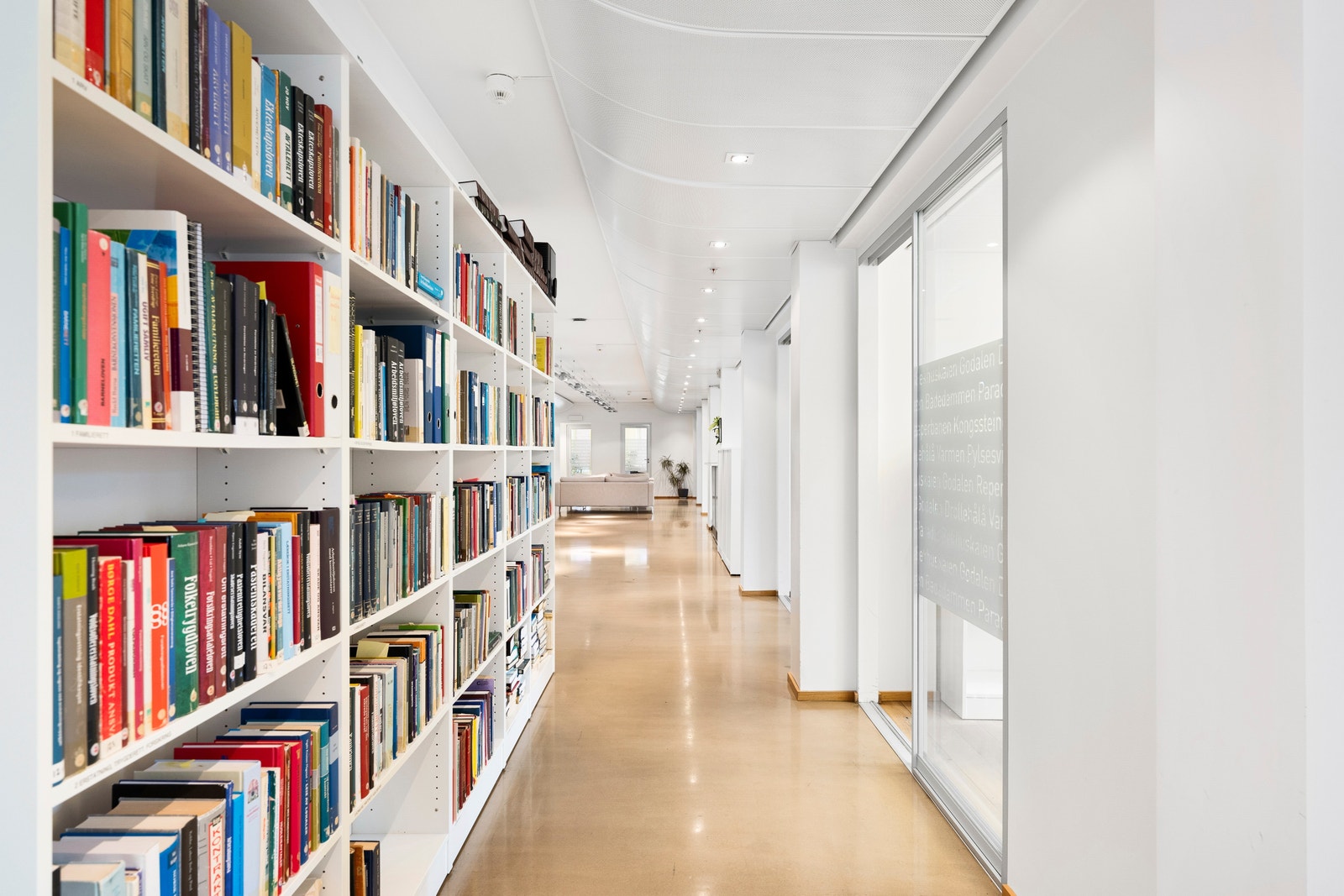 Elegant gangareal som avskjerming mellom kjøkken, kontorer og møterom. Galleribilde