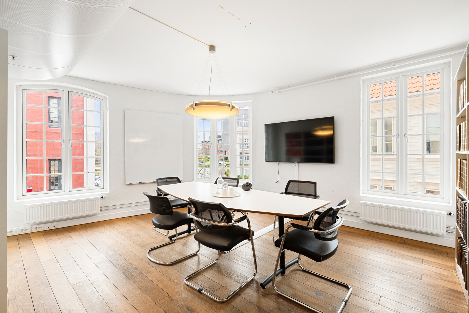 Det største møterommet har utsikt mot Verven. Fin/rustikk og moderne, en-stavs parkett i alle møterom og kontorer. Galleribilde