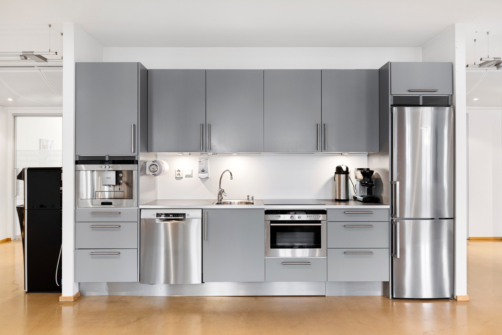 Hvitevarer, inklusive kombinert stekeovn og mikrobølgeovn. Galleribilde