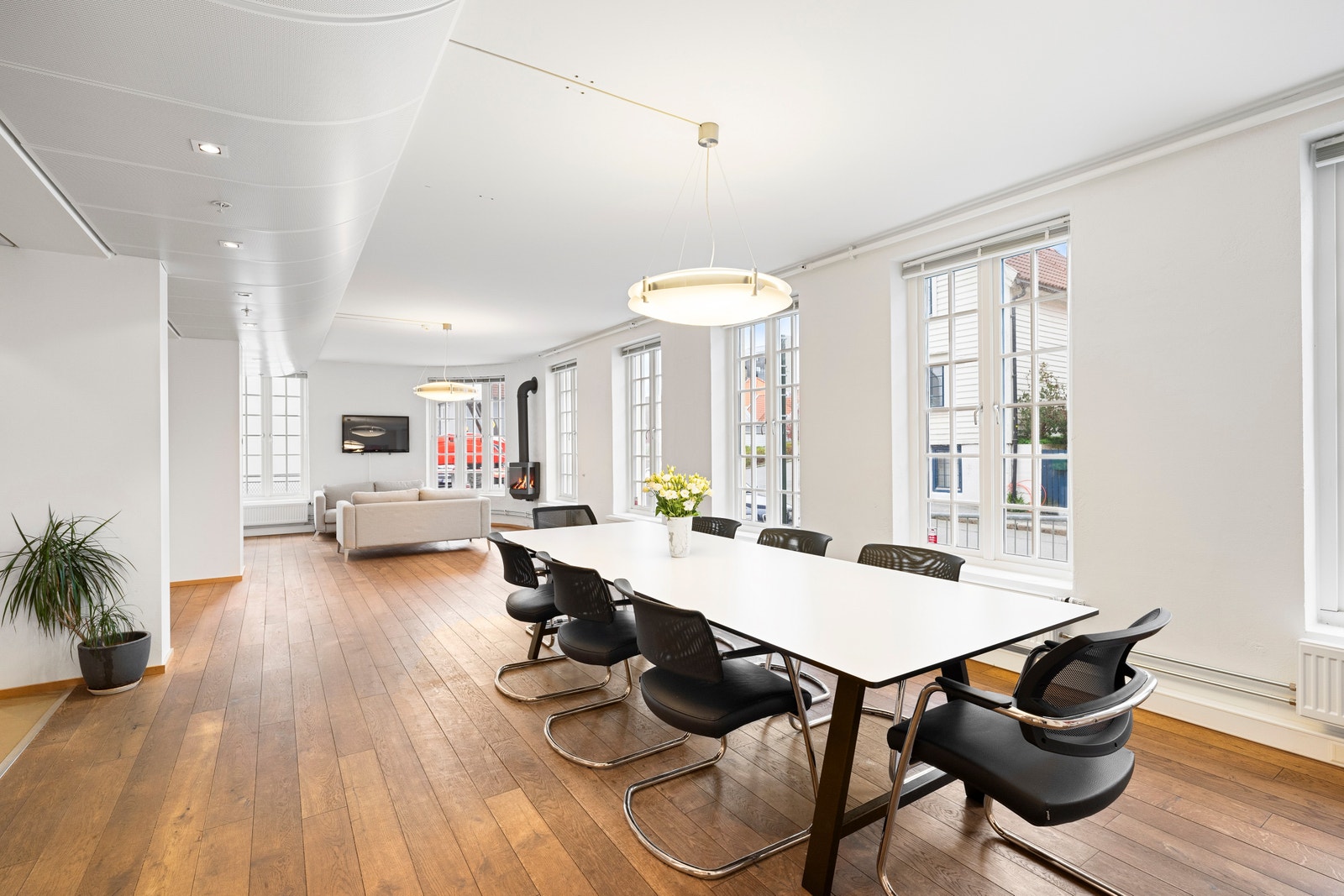 Velkommen inn! Mye naturlig dagslys slipper inn gjennom de mange vinduene. Fellesområdet ved kjøkkenet innbyr til hyggelige samlinger og måltider. Her er stilrent, elegant og høyt under taket. Galleribilde