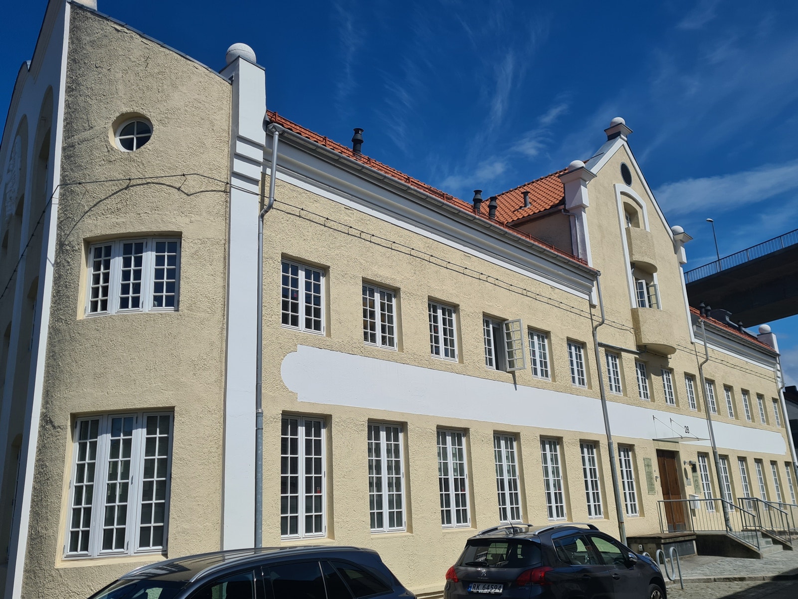 Inngangsparti, Øvre Banegate. Bygget er nylig malt utvendig. Trapp til Nedre Banegate til venstre (utenfor bildet). Galleribilde