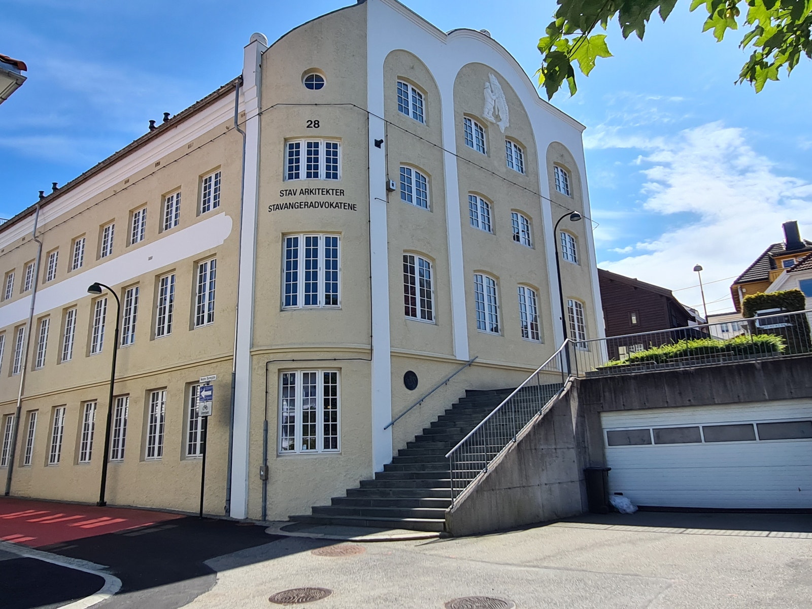 Lys, luft, eleganse og godt utsyn preger lokalene. (Her, høy førsteetasje. (Nederst ses kjeller med garasjeanlegg. Oppvarmet.). Galleribilde