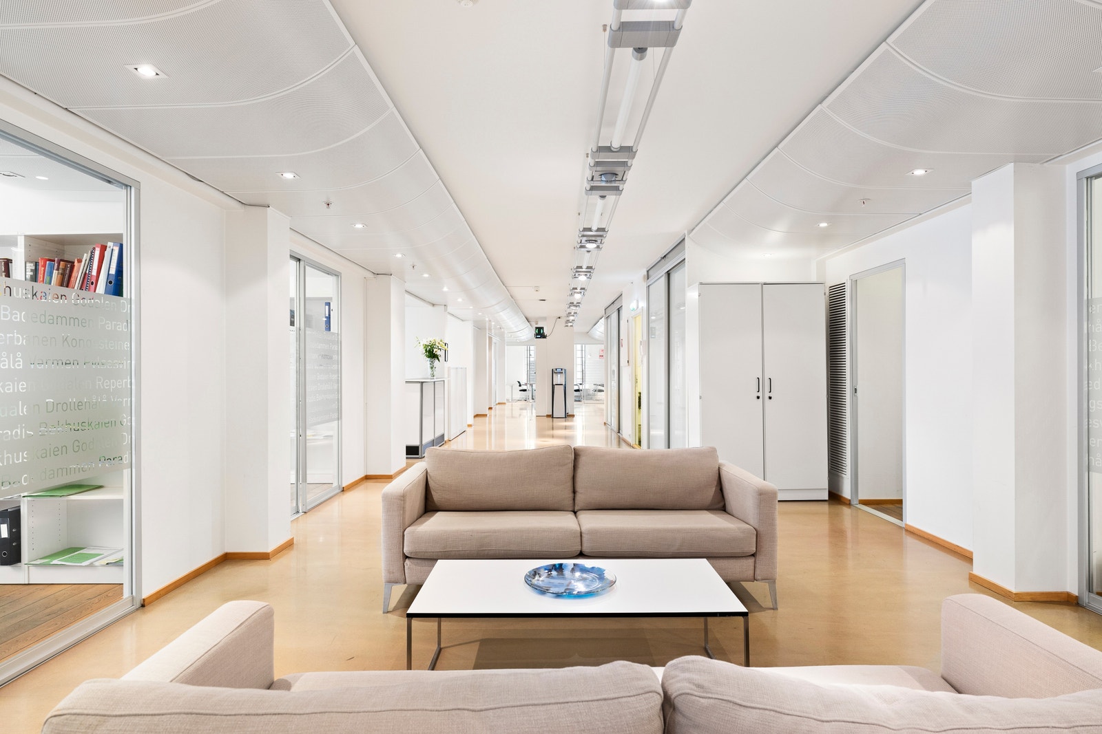 Flere sosiale soner. Spotter i alle tak. Velfungerende balansert ventilasjon. Galleribilde