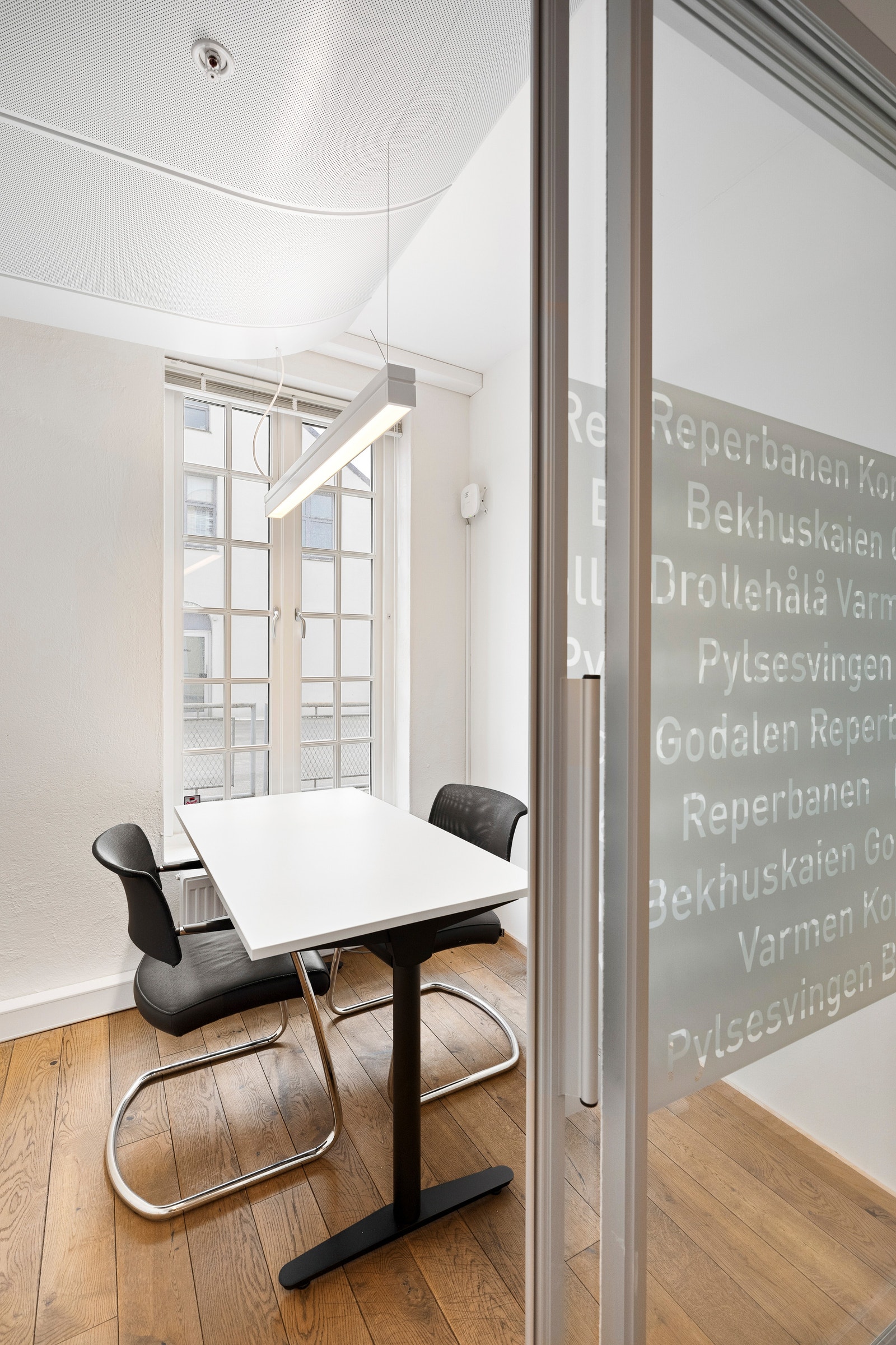 Lokale stedsnavn, ord og uttrykk pryder glassdørene. Galleribilde