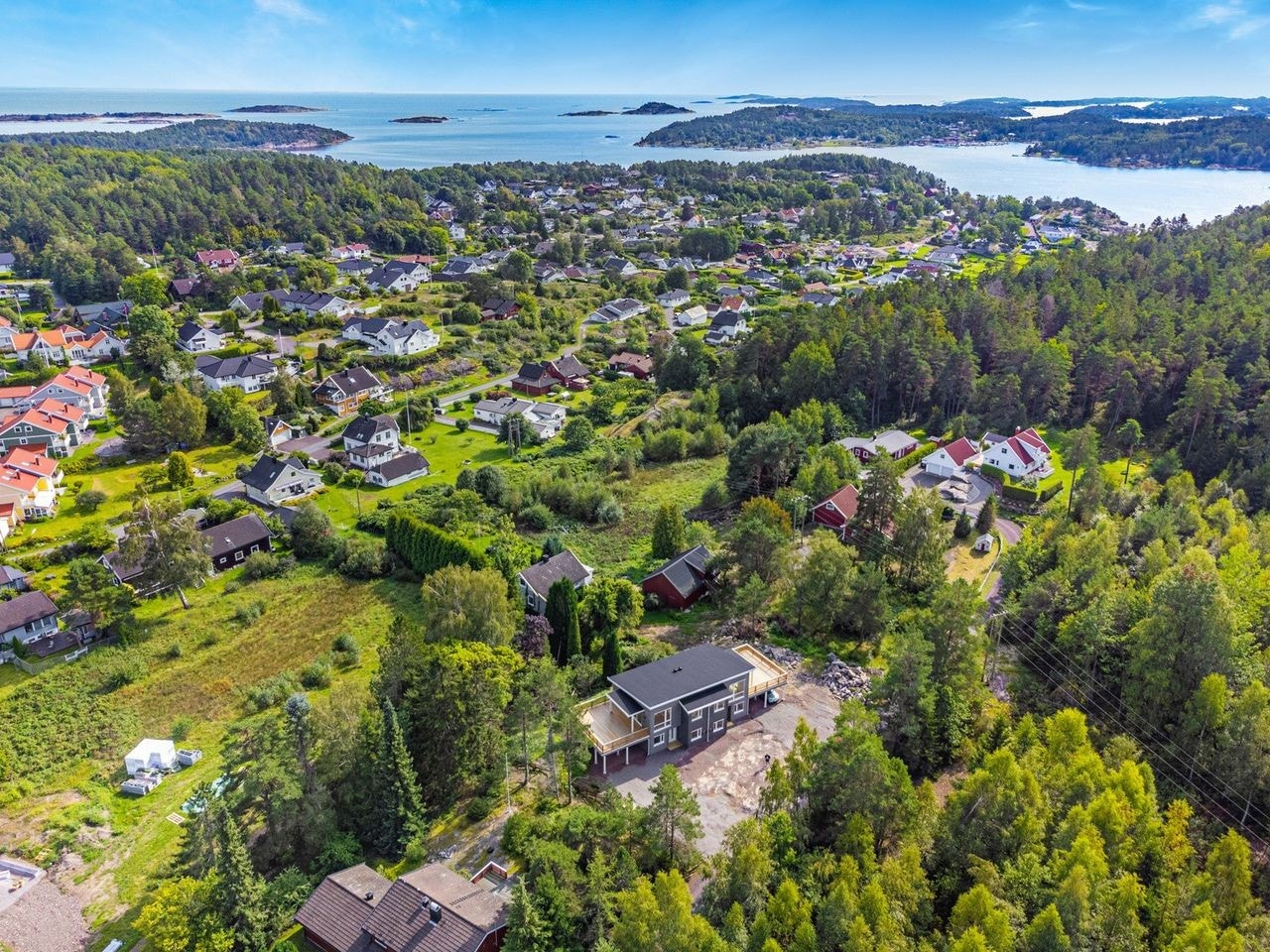 Tomta er til høre for tomannsboligen. Galleribilde