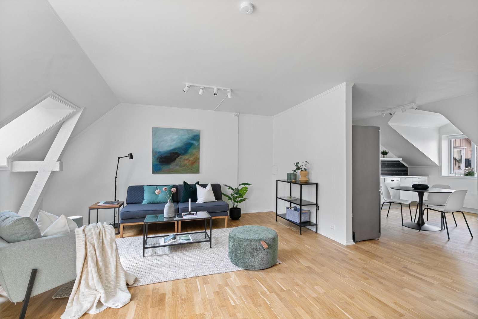 Stue med åpen kjøkkenløsning Galleribilde