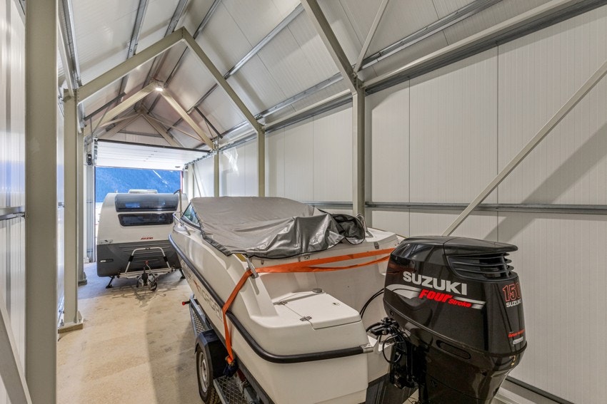 Den romslige dybden gjør at man kan lagre flere eiendeler, det er også mulig å lage en løsning som gjør at man får utnyttet høyden ytterliggere i bakkant av naustet. Galleribilde