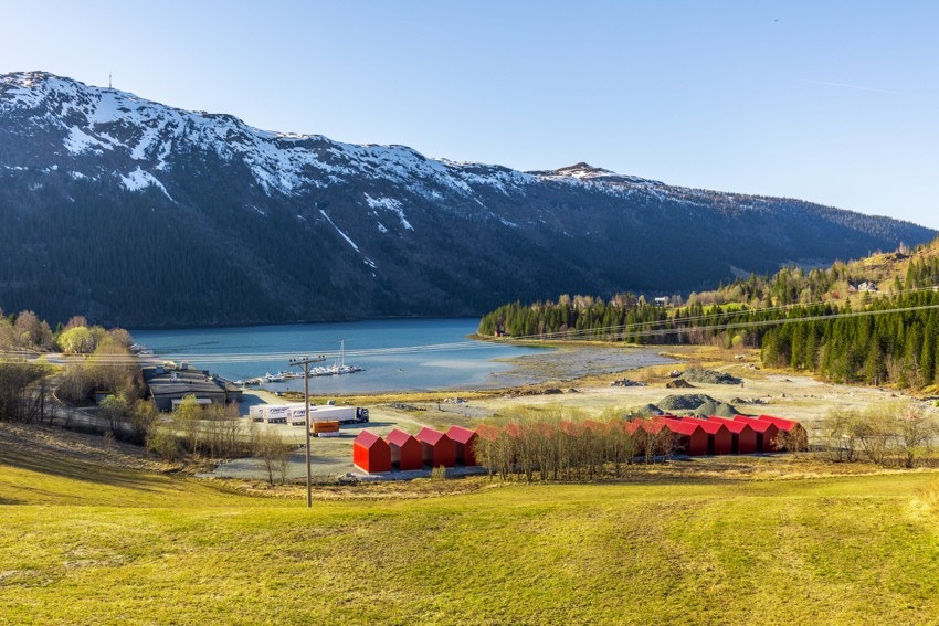 Beliggenheten må sies å være meget ideell uavhengig av hva du ønsker å benytte lageret til. Havneparken ligger kun 2 minutter fra E6. Ta kontakt med EIE Mo i Rana for å avtale visning! Galleribilde
