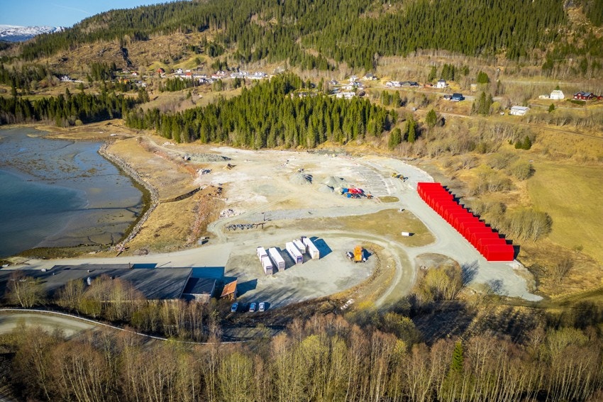 Fellesarealer slik som vaskeplass, kommunale p-plasser og tilhengerparkering. Marinaen består av 52 plasser, 100m betongbrygge og strøm. På sommeren er det også vann på brygga. Det er eget bobleanlegg som holder det isfritt rundt båtene Galleribilde