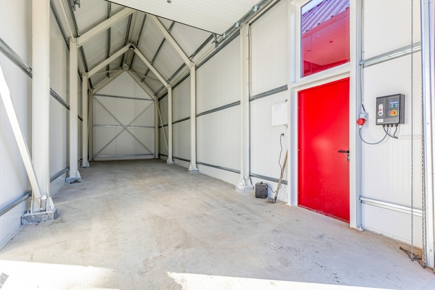 Byggene er oppførrt i sandwich elementer med beslag rundt kanter - Vedlikeholdet for slike byggningsmassen er derfor minimalt. Galleribilde