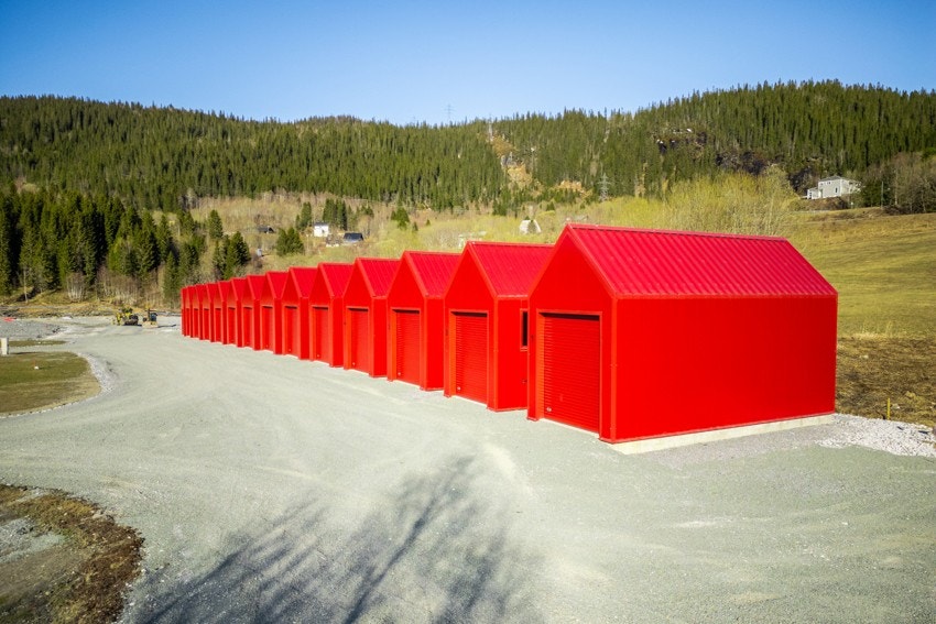 Naustene/lagerne er oppført i moderne materialer som krever svært lite vedlikehold. Naustene er klare til overtagelse og kan tas i bruk ummiddelbart. Galleribilde